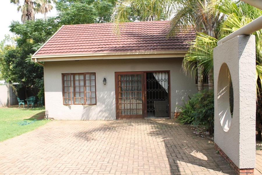 6 Bedroom Property for Sale in Brackenhurst Gauteng