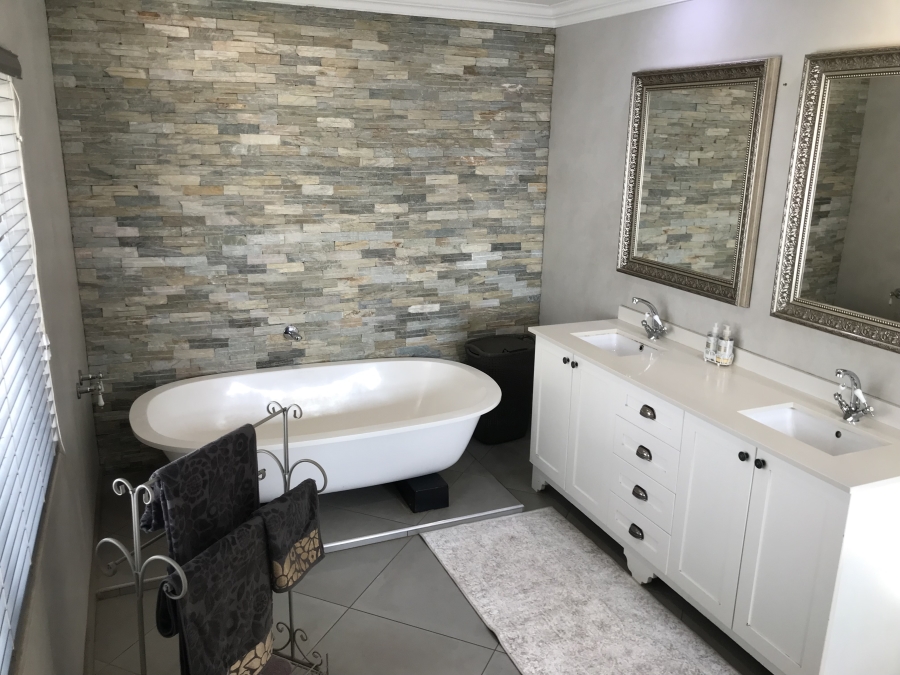 4 Bedroom Property for Sale in Pebble Rock Golf Village Gauteng