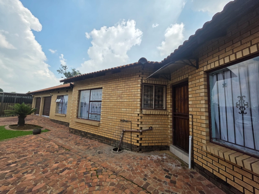 To Let 4 Bedroom Property for Rent in Lambton Gauteng
