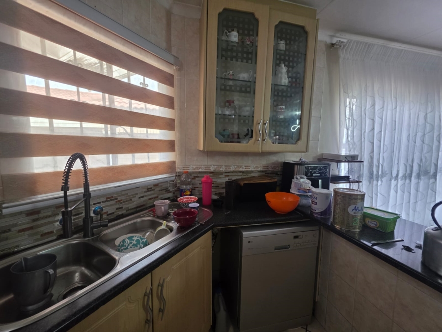 To Let 4 Bedroom Property for Rent in Lambton Gauteng