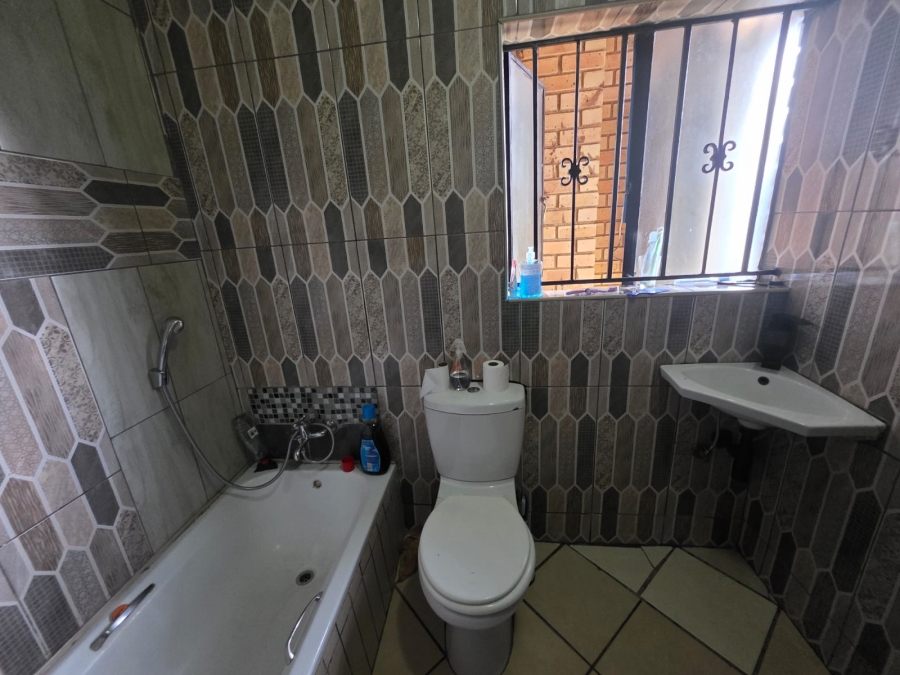 To Let 4 Bedroom Property for Rent in Lambton Gauteng