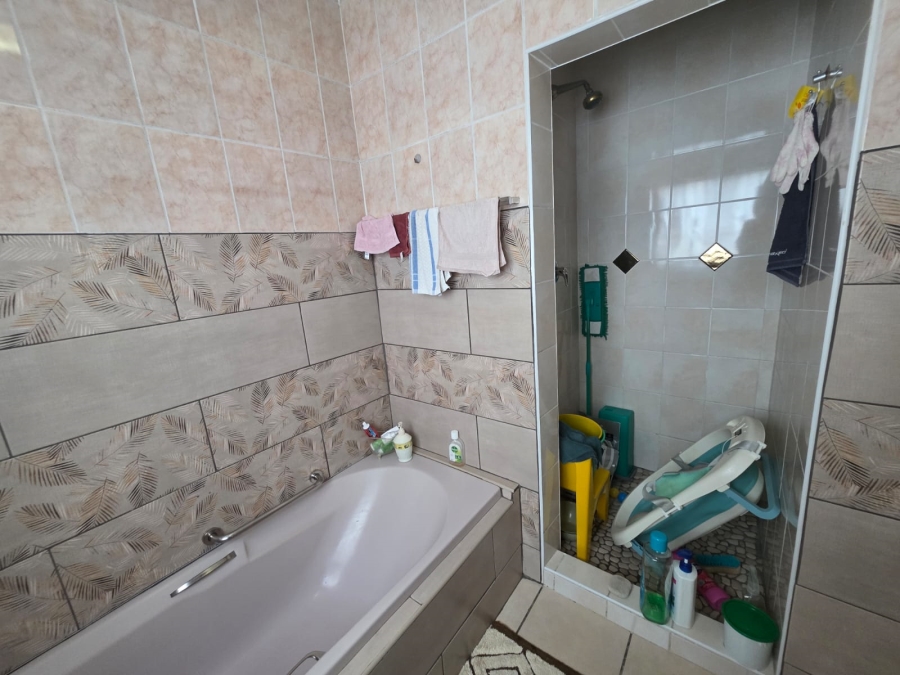 To Let 4 Bedroom Property for Rent in Lambton Gauteng