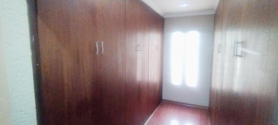 To Let 5 Bedroom Property for Rent in Sonneveld Gauteng