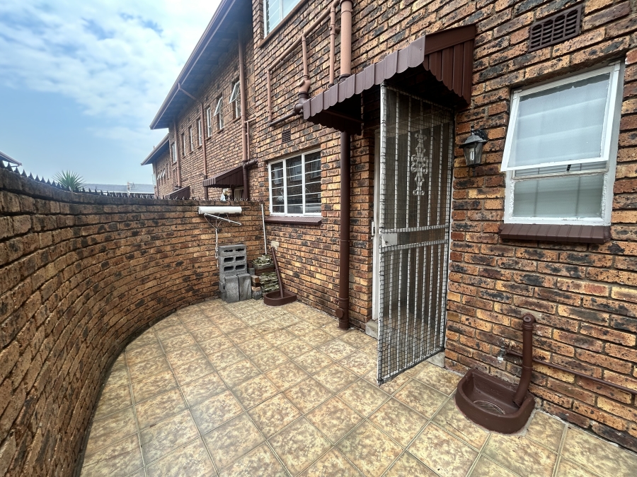 To Let 2 Bedroom Property for Rent in Freeway Park Gauteng