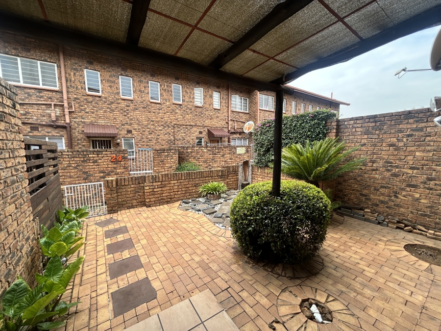 To Let 2 Bedroom Property for Rent in Freeway Park Gauteng