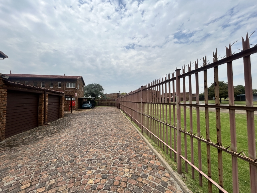 To Let 2 Bedroom Property for Rent in Freeway Park Gauteng