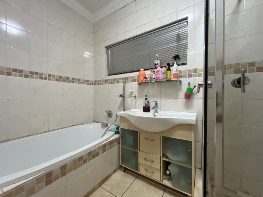 4 Bedroom Property for Sale in Waterkloof Ridge Gauteng