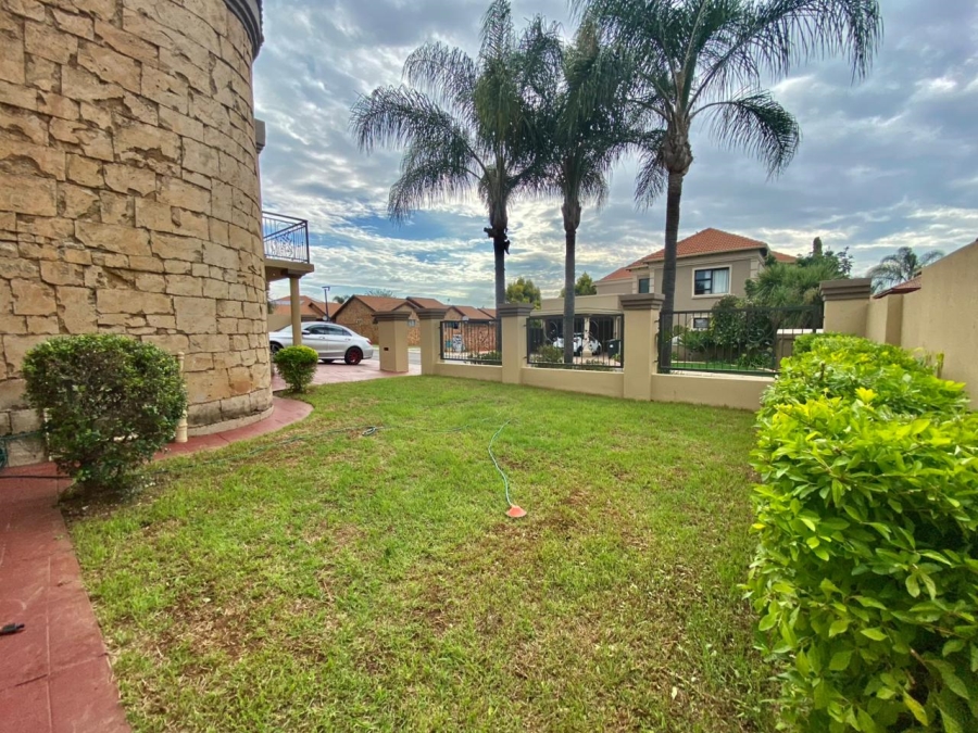 5 Bedroom Property for Sale in Amberfield Gauteng