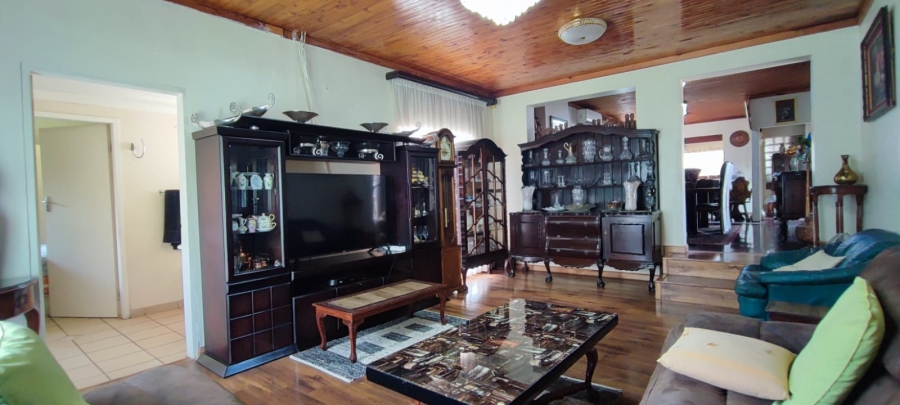 6 Bedroom Property for Sale in Eldoraigne Gauteng