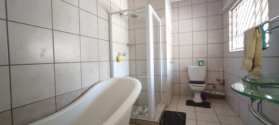 6 Bedroom Property for Sale in Eldoraigne Gauteng