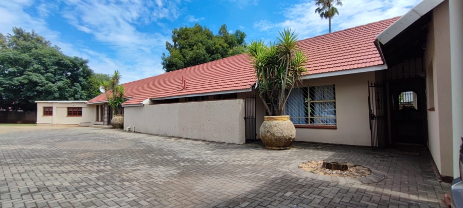 6 Bedroom Property for Sale in Eldoraigne Gauteng
