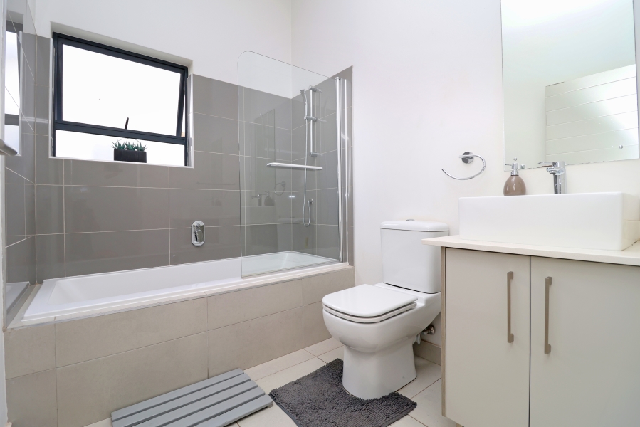 To Let 2 Bedroom Property for Rent in Broadacres Gauteng