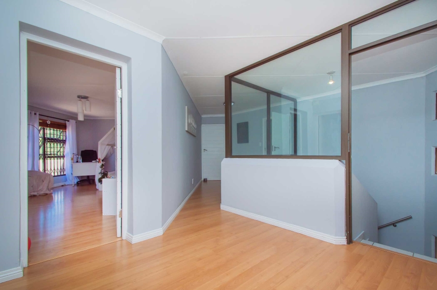 4 Bedroom Property for Sale in Kloofendal Gauteng