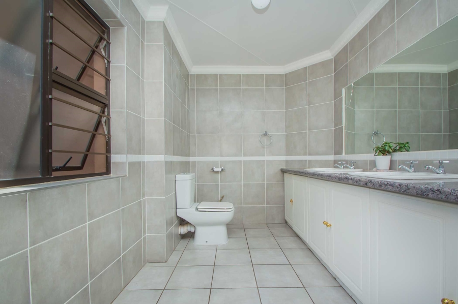 4 Bedroom Property for Sale in Kloofendal Gauteng