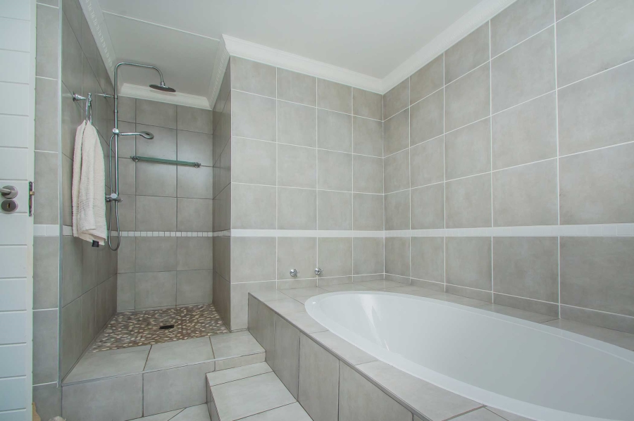 4 Bedroom Property for Sale in Kloofendal Gauteng