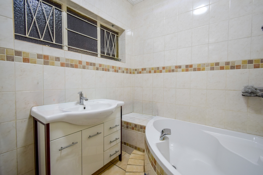 4 Bedroom Property for Sale in Waterkloof Ridge Gauteng