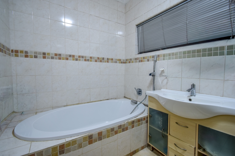 4 Bedroom Property for Sale in Waterkloof Ridge Gauteng