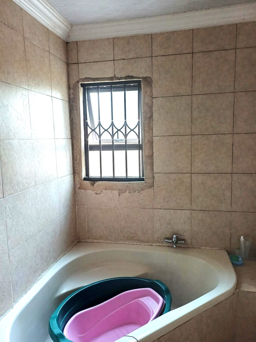 6 Bedroom Property for Sale in Tokoza Gauteng