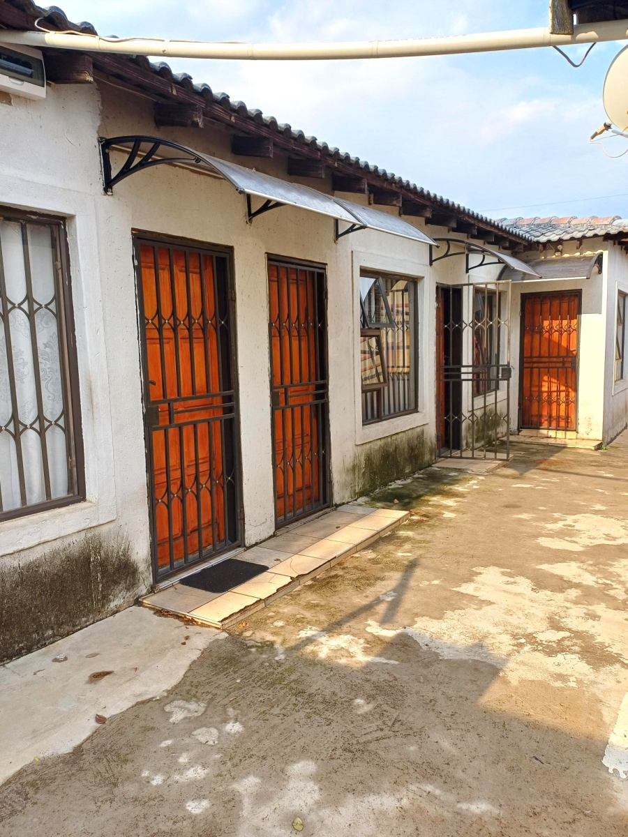 6 Bedroom Property for Sale in Tokoza Gauteng