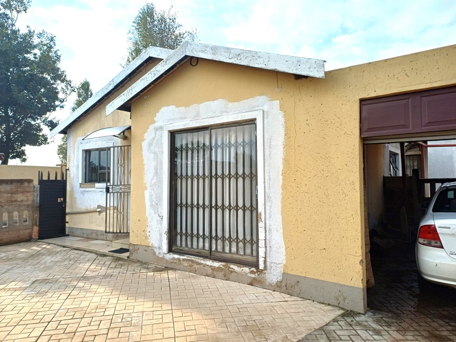 6 Bedroom Property for Sale in Tokoza Gauteng