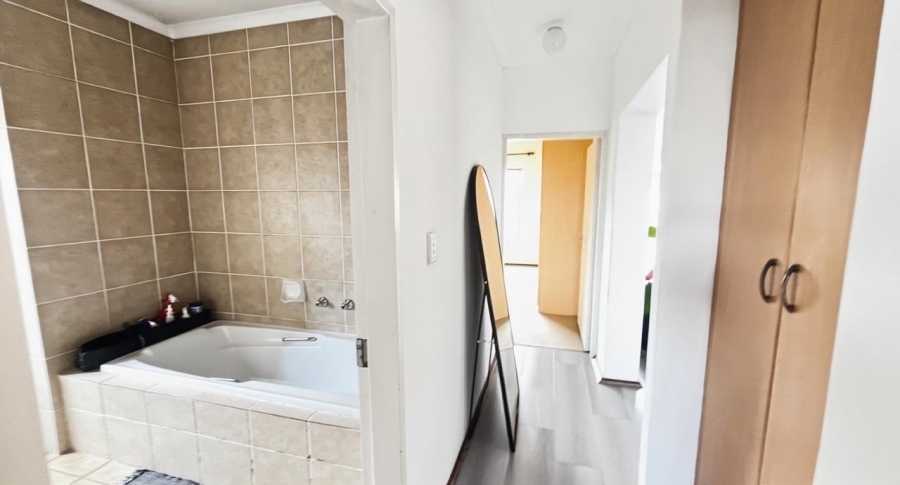 2 Bedroom Property for Sale in Sunninghill Gauteng