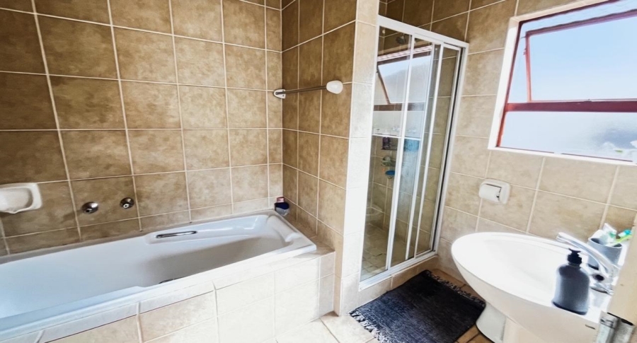 2 Bedroom Property for Sale in Sunninghill Gauteng