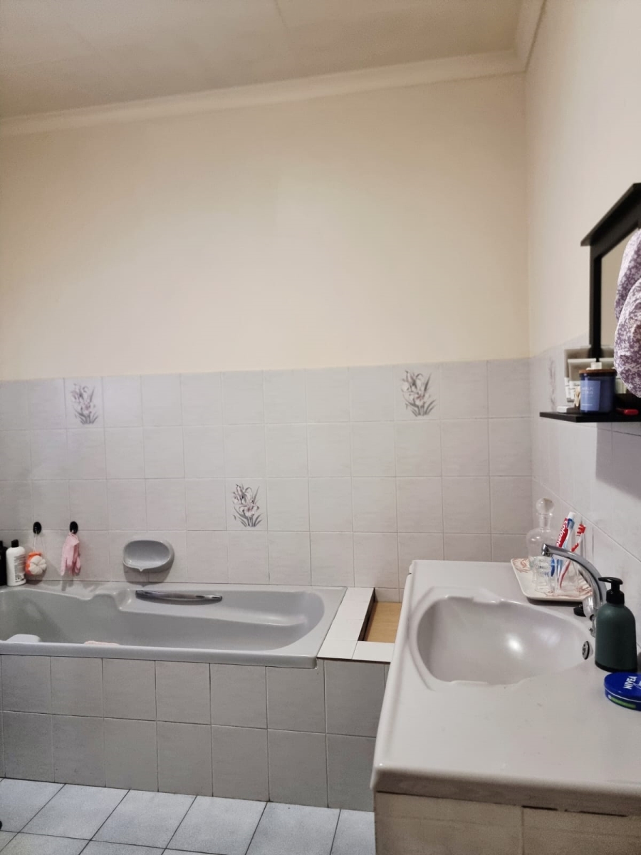 To Let 1 Bedroom Property for Rent in Waverley Gauteng