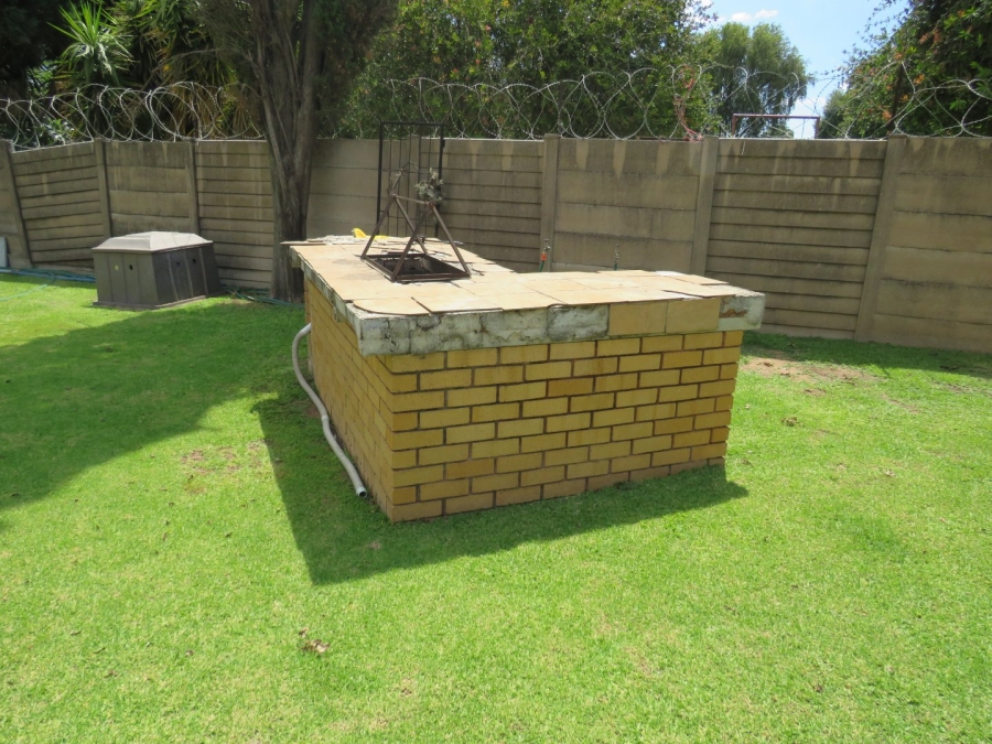 4 Bedroom Property for Sale in Mountain View Gauteng