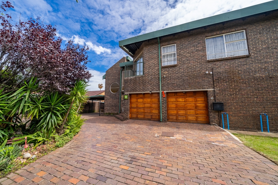 5 Bedroom Property for Sale in Farrarmere Gauteng