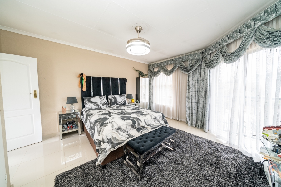 5 Bedroom Property for Sale in Farrarmere Gauteng