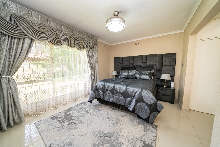 5 Bedroom Property for Sale in Farrarmere Gauteng