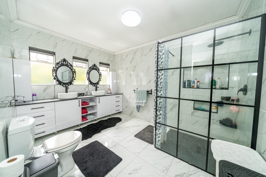 5 Bedroom Property for Sale in Farrarmere Gauteng