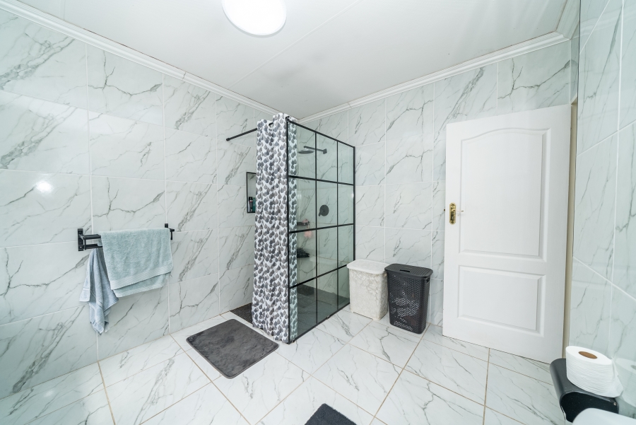 5 Bedroom Property for Sale in Farrarmere Gauteng