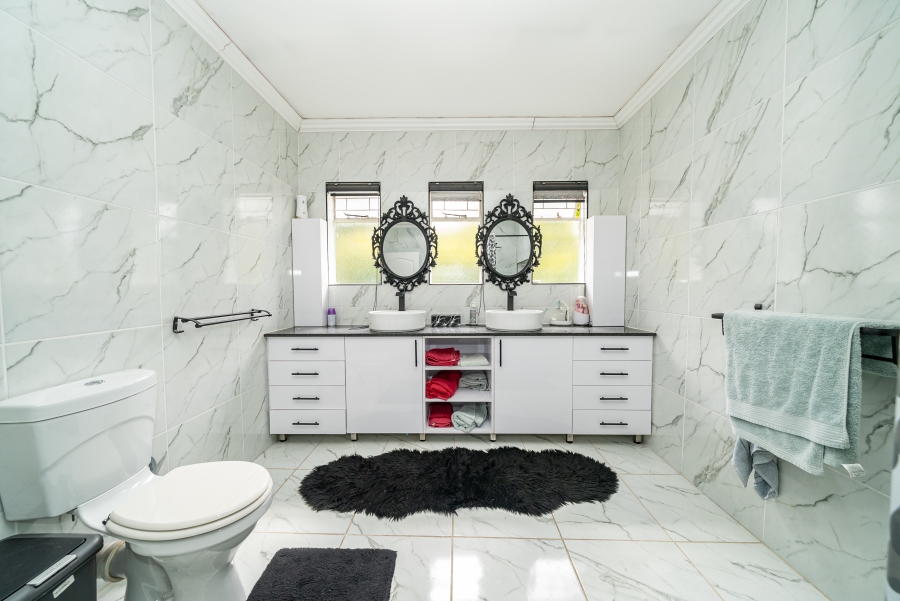 5 Bedroom Property for Sale in Farrarmere Gauteng