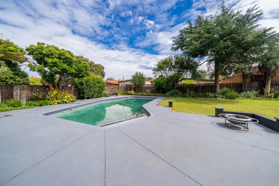 5 Bedroom Property for Sale in Farrarmere Gauteng