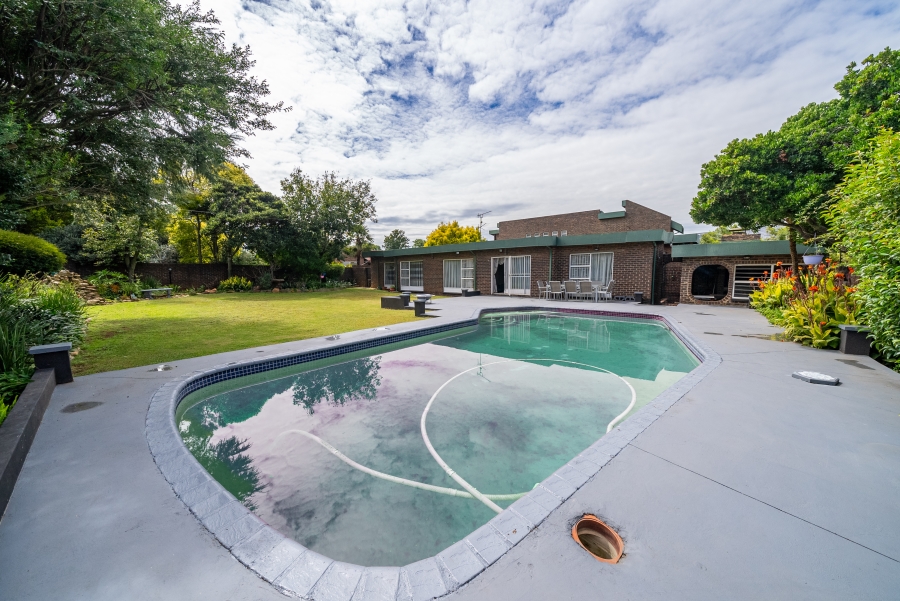 5 Bedroom Property for Sale in Farrarmere Gauteng
