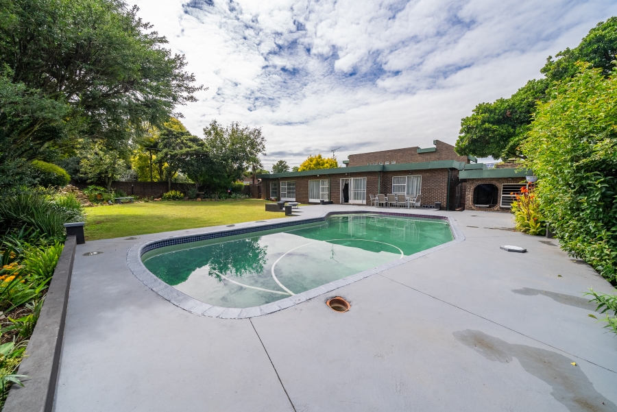 5 Bedroom Property for Sale in Farrarmere Gauteng