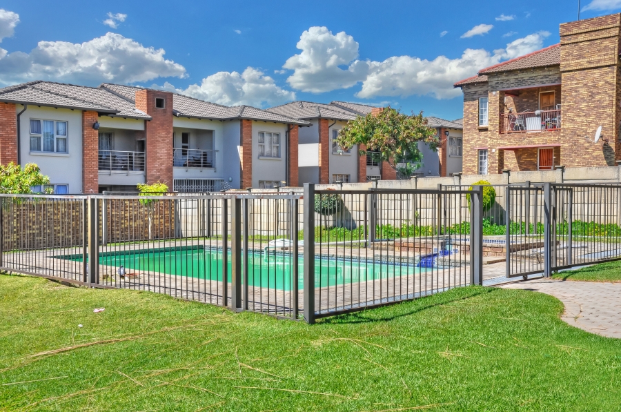 2 Bedroom Property for Sale in Erand Gardens Gauteng