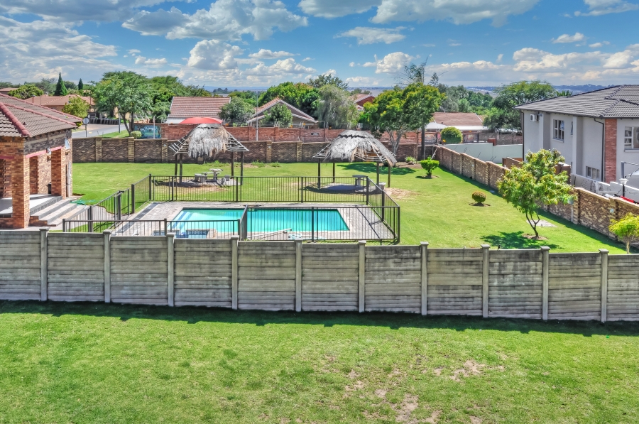 2 Bedroom Property for Sale in Erand Gardens Gauteng