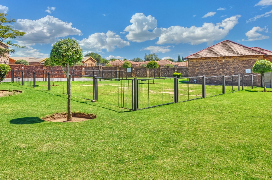 2 Bedroom Property for Sale in Erand Gardens Gauteng