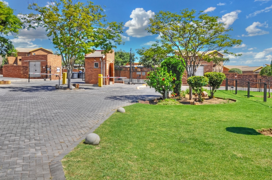 2 Bedroom Property for Sale in Erand Gardens Gauteng