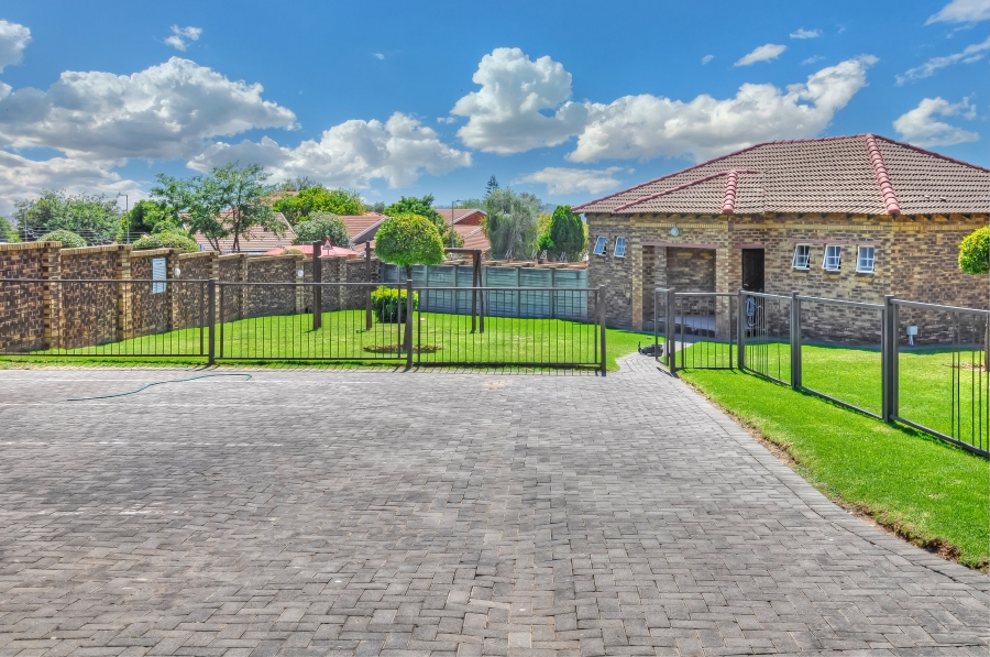2 Bedroom Property for Sale in Erand Gardens Gauteng