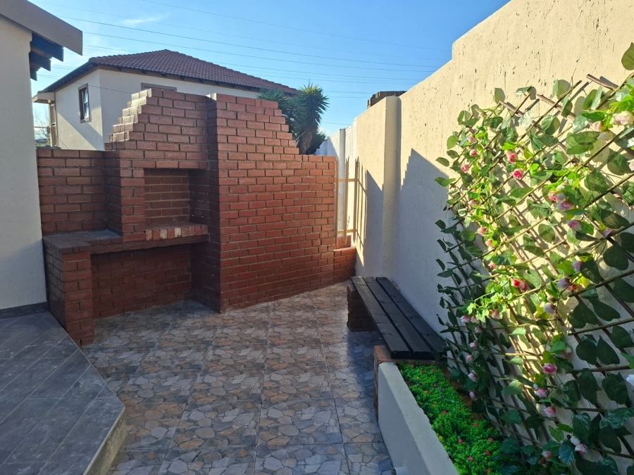 To Let 2 Bedroom Property for Rent in Mondeor Gauteng