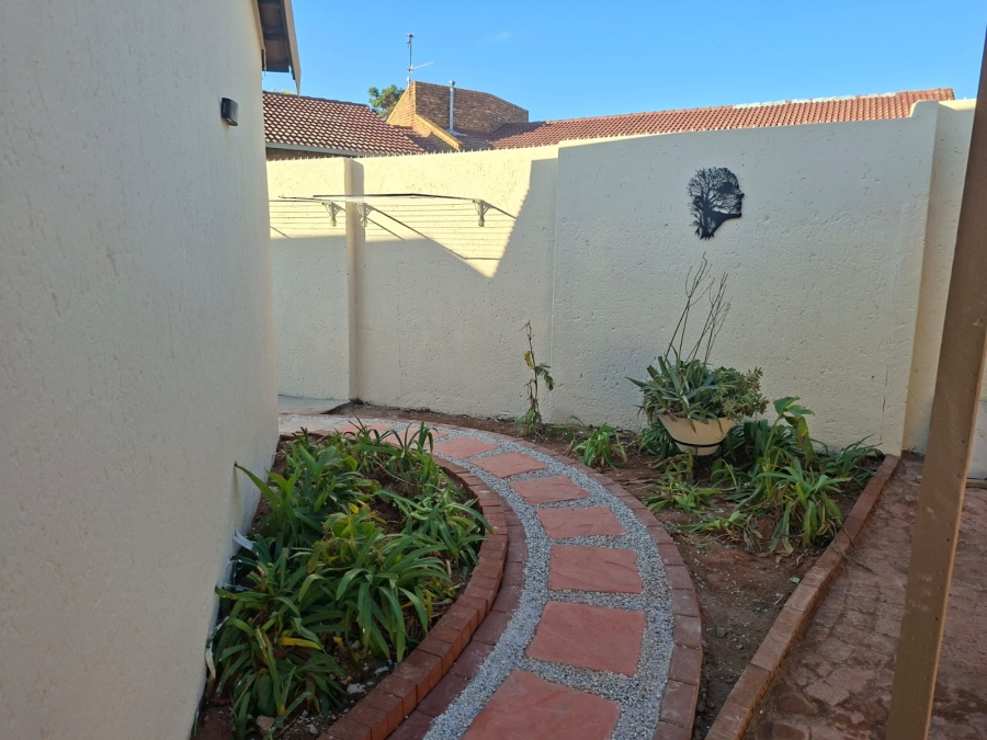 To Let 2 Bedroom Property for Rent in Mondeor Gauteng