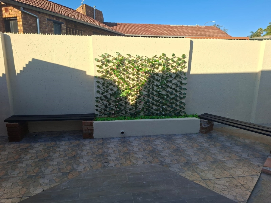 To Let 2 Bedroom Property for Rent in Mondeor Gauteng