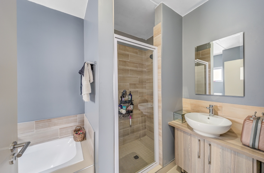 2 Bedroom Property for Sale in Blue Hills Gauteng