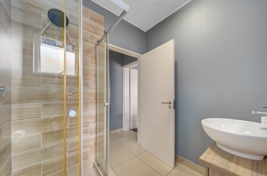 2 Bedroom Property for Sale in Blue Hills Gauteng