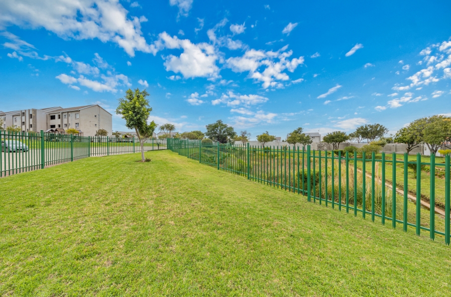 2 Bedroom Property for Sale in Blue Hills Gauteng