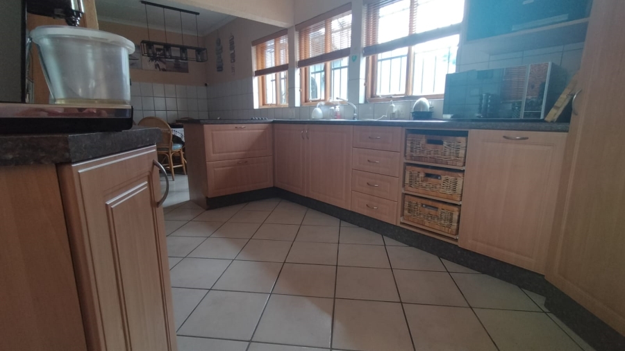 5 Bedroom Property for Sale in Loumarina A H Gauteng