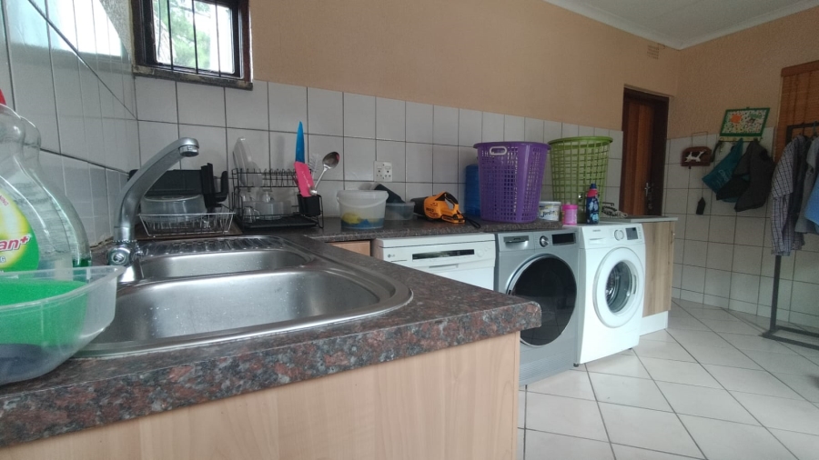 5 Bedroom Property for Sale in Loumarina A H Gauteng
